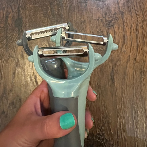 Vegetable and Fruit Peelers - Picture 2 of 4